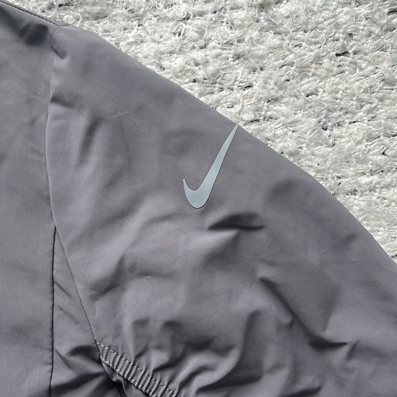 Nike Women’s Shield Golf Bomber Jacket | S - Picture 8 of 10